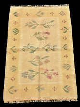 Load image into Gallery viewer, Handmade Vintage Wool Rug Turkish Kilim Floral Pattern in Beige 2&#39;4 x 3&#39;6
