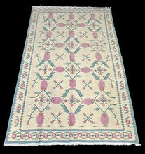 Load image into Gallery viewer, Handmade Vintage Wool Rug Turkish Kilim Floral Design in Light Colors 6&#39; x 9&#39;
