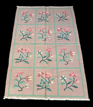 Load image into Gallery viewer, Handmade Vintage Wool Rug Multicolor Indian Kilim Floral Design 4&#39; x 5&#39;10
