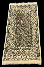 Load image into Gallery viewer, Handmade Vintage Wool Rug Moroccan Berber Beige Tribal Design 2&#39;5 x 4&#39;10
